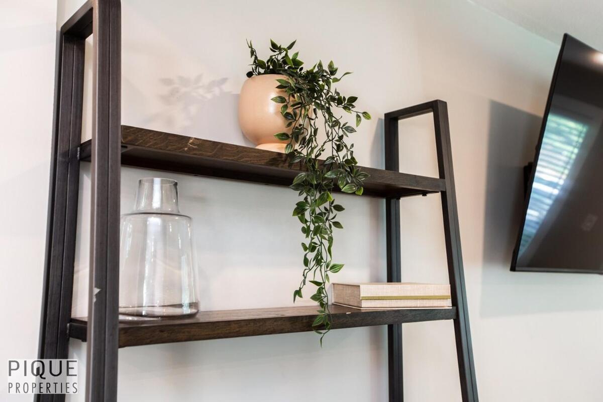 Park Life Escape-king Beds-sleeps 10-pet Friendly Apartment Edmonton