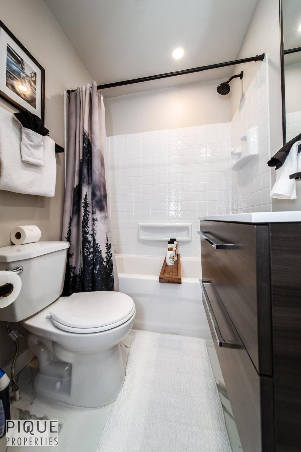 Park Life Escape-king Beds-sleeps 10-pet Friendly * Edmonton