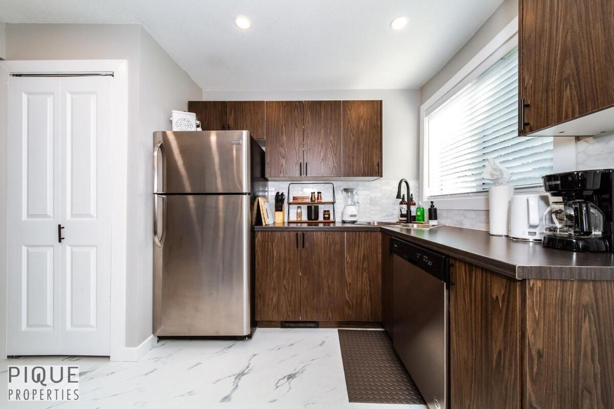 Park Life Escape-king Beds-sleeps 10-pet Friendly Apartment Edmonton