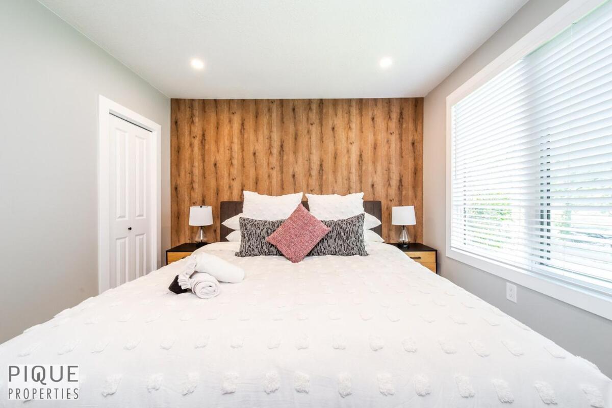 Park Life Escape-king Beds-sleeps 10-pet Friendly * Edmonton