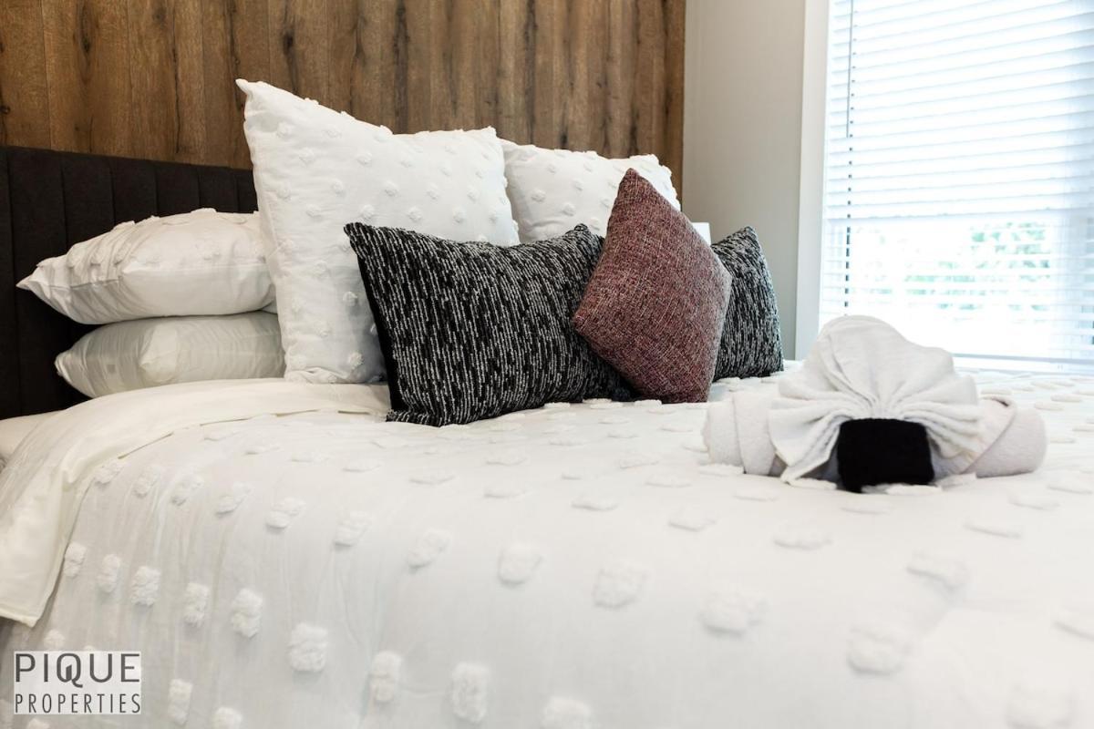 Park Life Escape-king Beds-sleeps 10-pet Friendly Apartment Edmonton